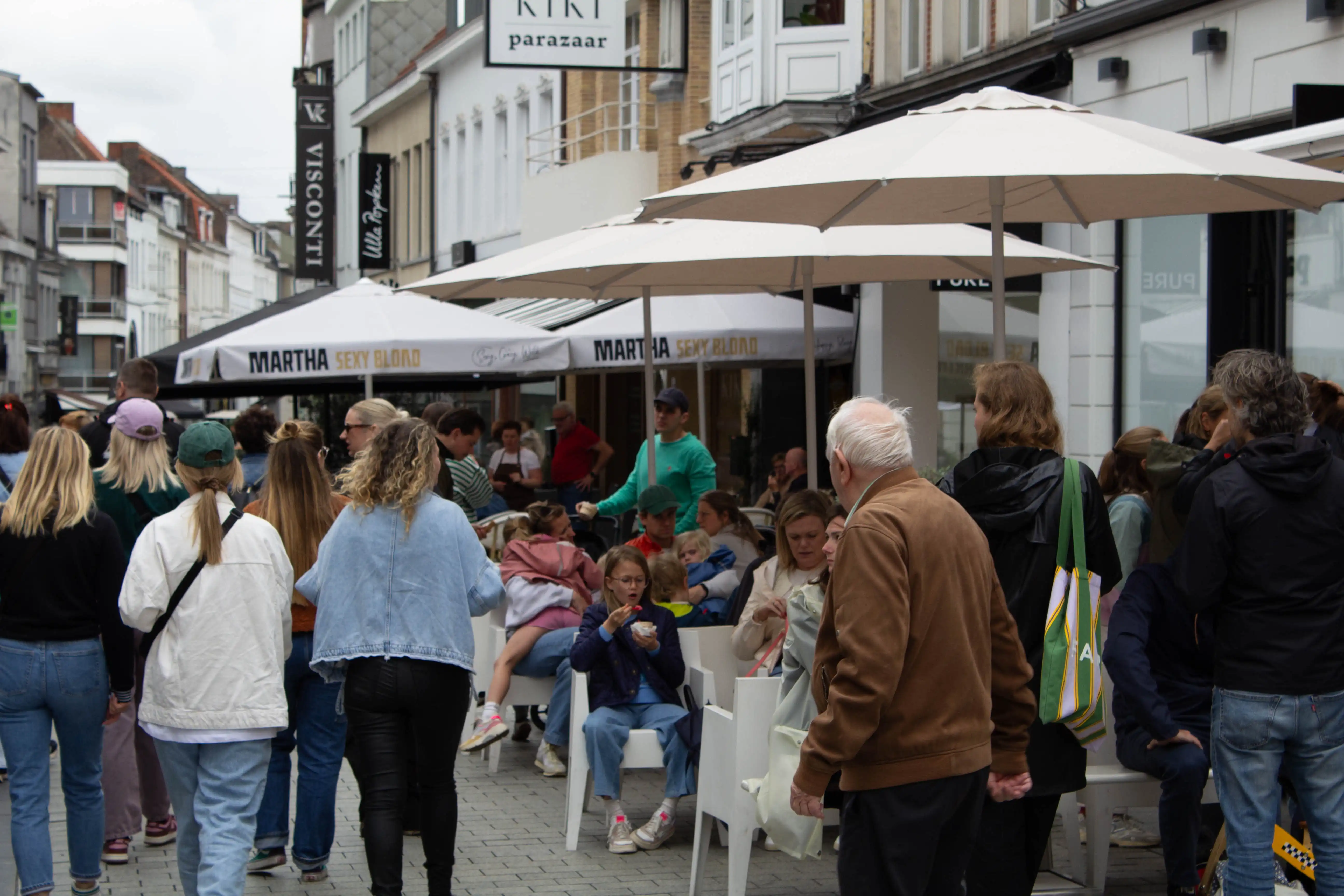 volk in de straten